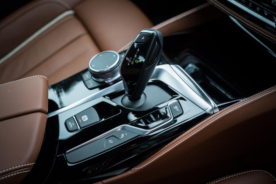 Детали интерьера BMW 540i Sedan M Sport (G30) 2017 года  (JP) (фото 11 из 21)
